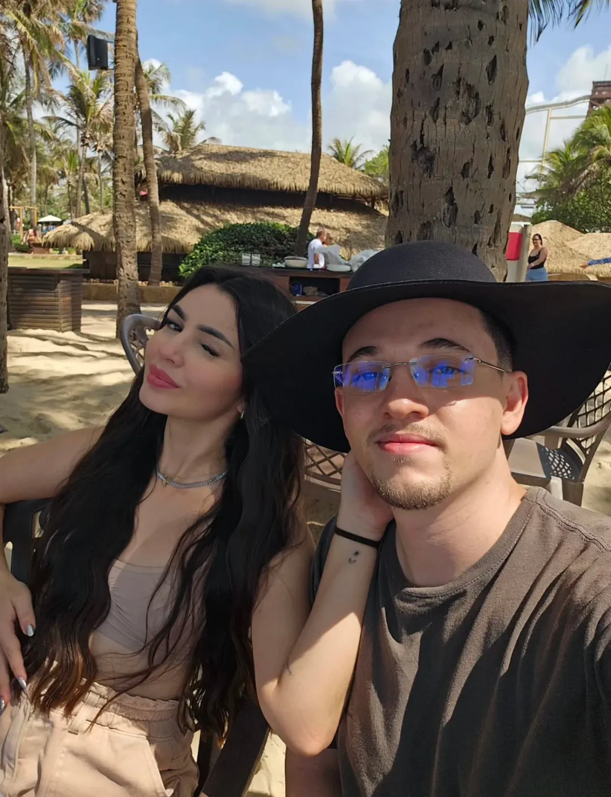 Bruna and Lucas together outdoors